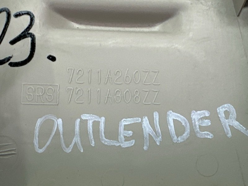 Накладка центральной стойки верхняя Mitsubishi Outlander 3