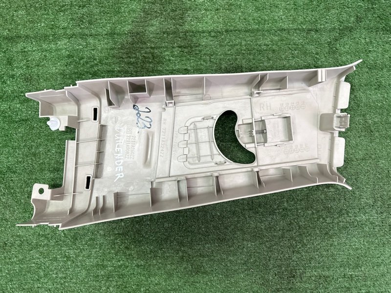 Накладка центральной стойки верхняя Mitsubishi Outlander 3