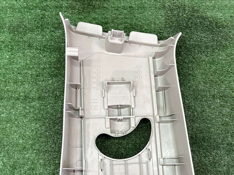 Накладка центральной стойки верхняя Mitsubishi Outlander 3