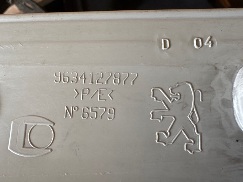 Накладка крышки багажника Peugeot 307