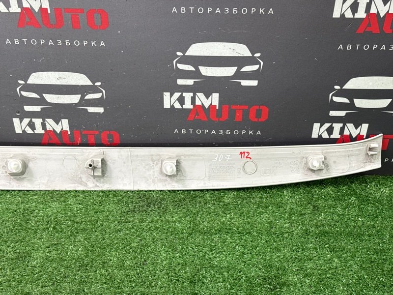 Накладка крышки багажника Peugeot 307