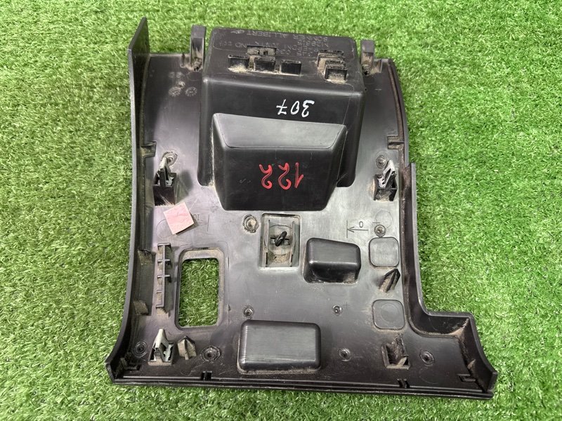 Крышка блока предохранителей салона Peugeot 307