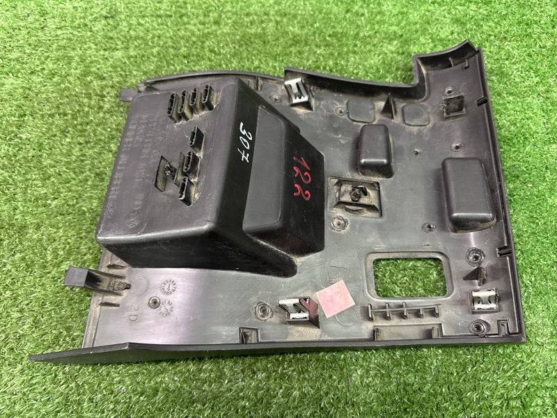 Крышка блока предохранителей салона Peugeot 307