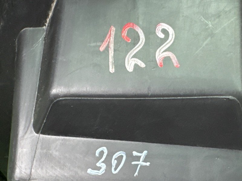 Крышка блока предохранителей салона Peugeot 307