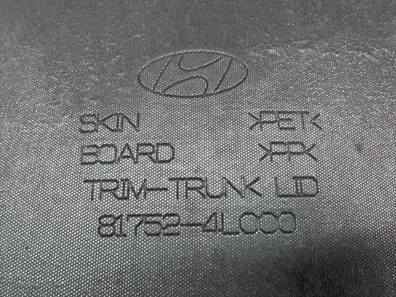 Обшивка крышки багажника Hyundai Solaris 1 2013 RB