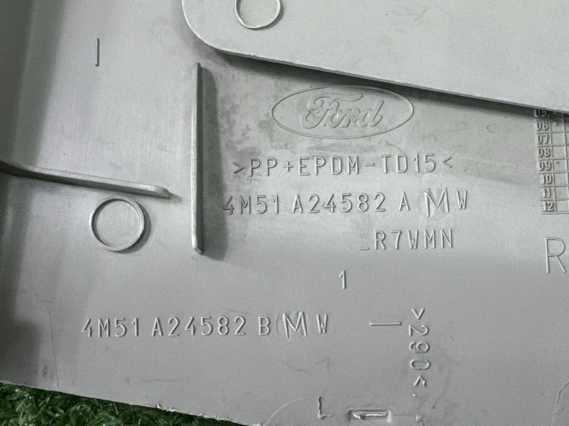 Накладка центральной стойки верхняя Ford Focus 2