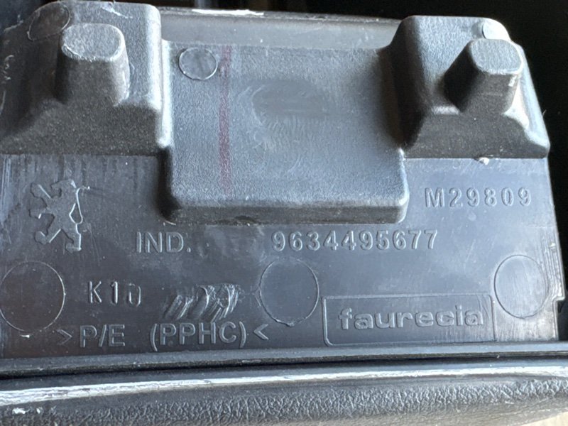 Консоль центральная Peugeot 407
