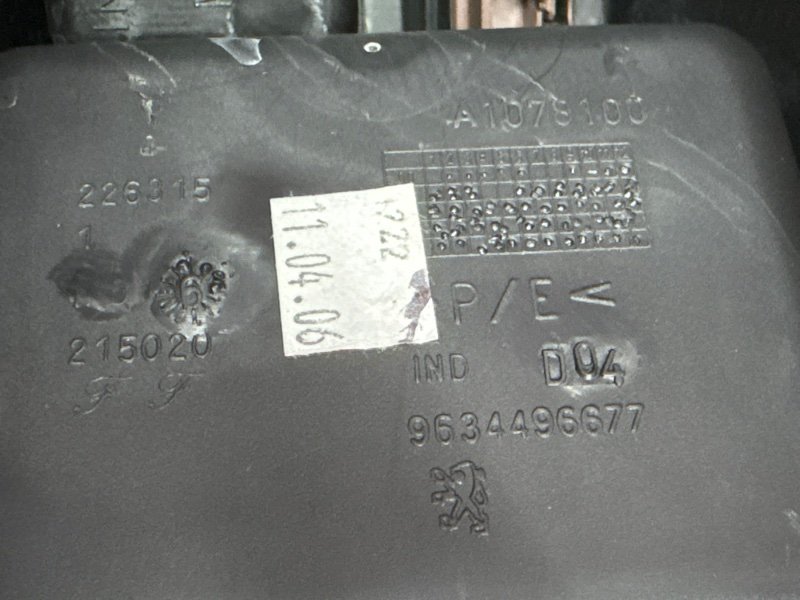 Консоль центральная Peugeot 407