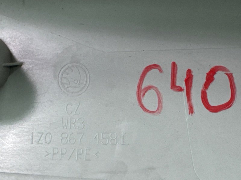 Накладка стойки лобового стекла Skoda Octavia A5
