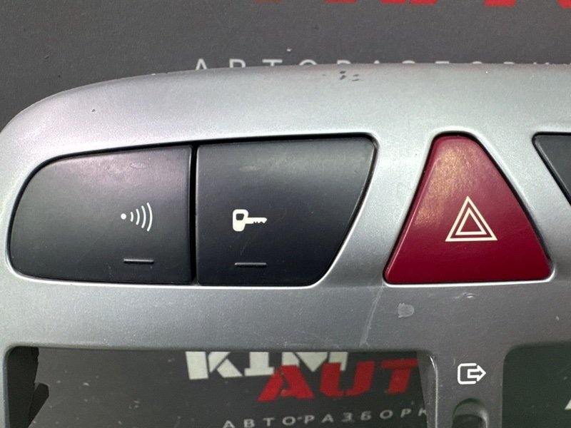 Рамка магнитолы Peugeot 307