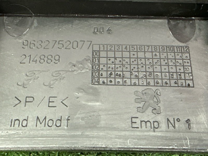 Накладка замка багажника Peugeot 307