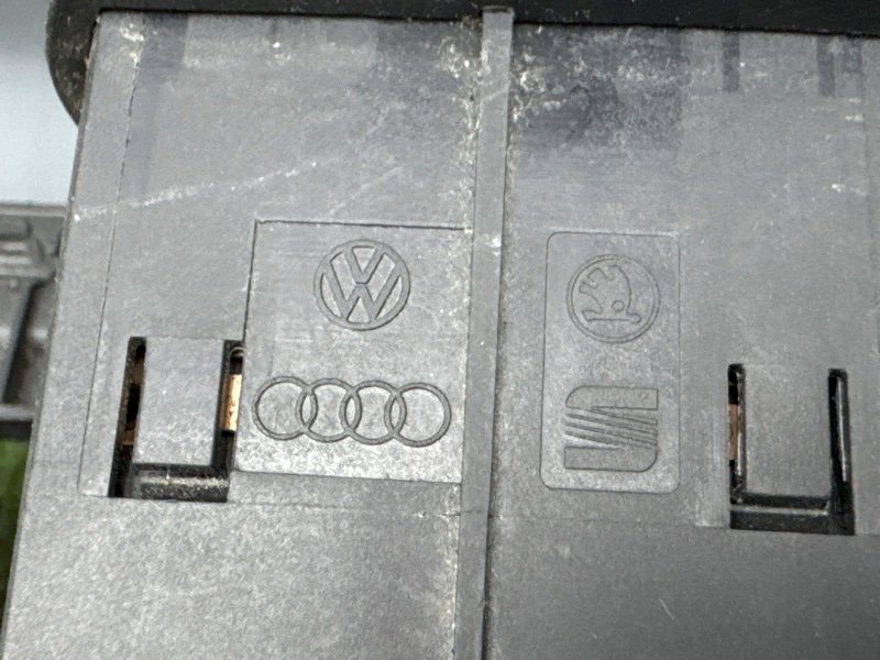 Накладка торпедо нижняя левая Skoda Fabia 1