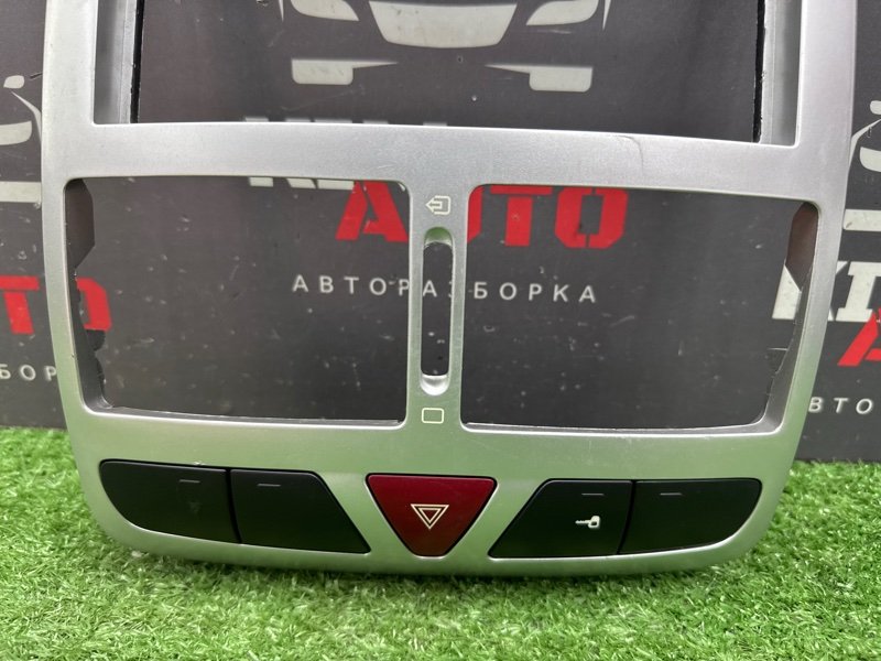 Накладка торпеды центральная Peugeot 307