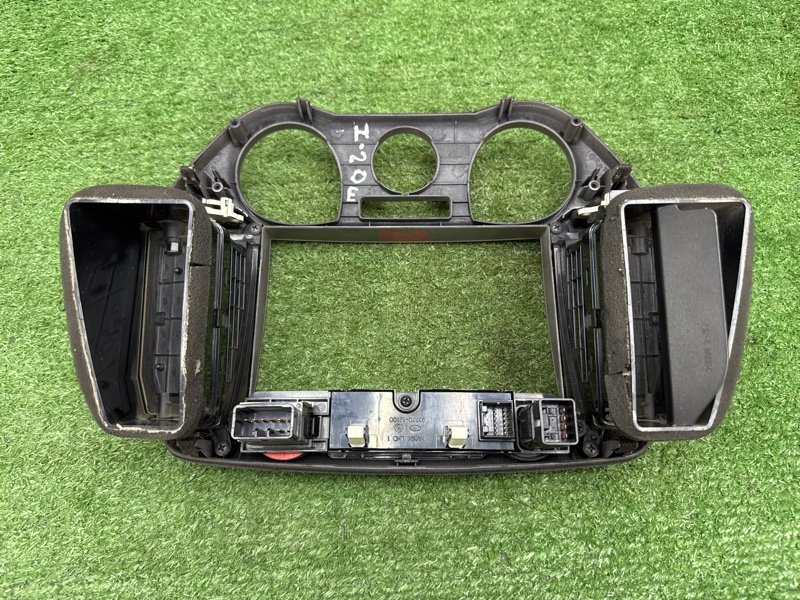 Накладка торпеды центральная Hyundai I20