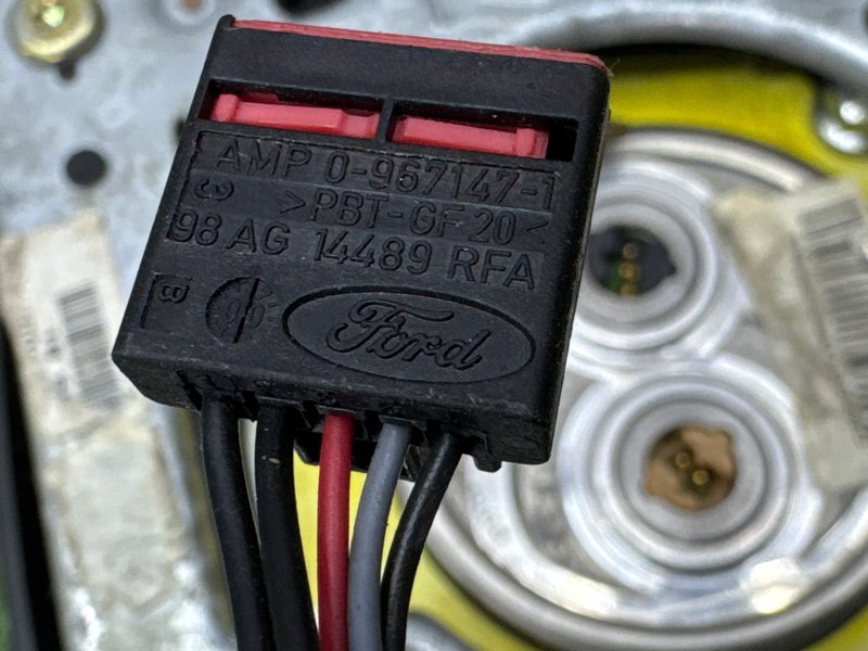 Подушка безопасности в руль Ford Mondeo 3