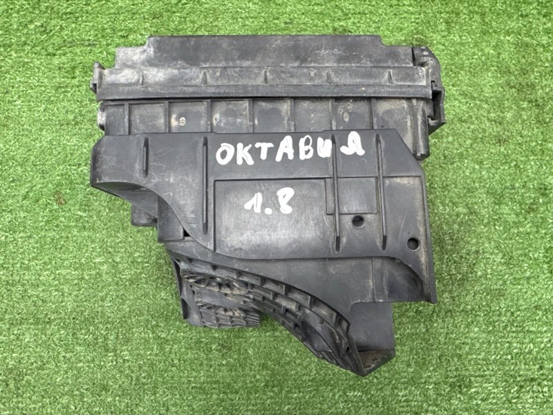 Блок предохранителей под капот Skoda Octavia A5
