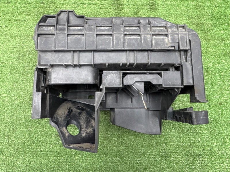 Блок предохранителей под капот Skoda Octavia A5