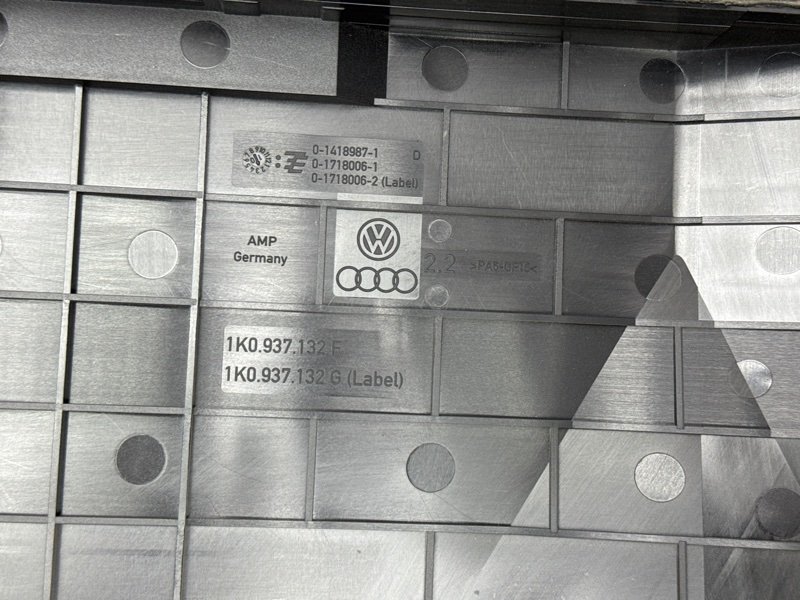 Блок предохранителей под капот Skoda Octavia A5