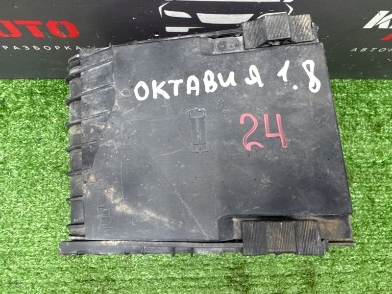 Блок предохранителей под капот Skoda Octavia A5