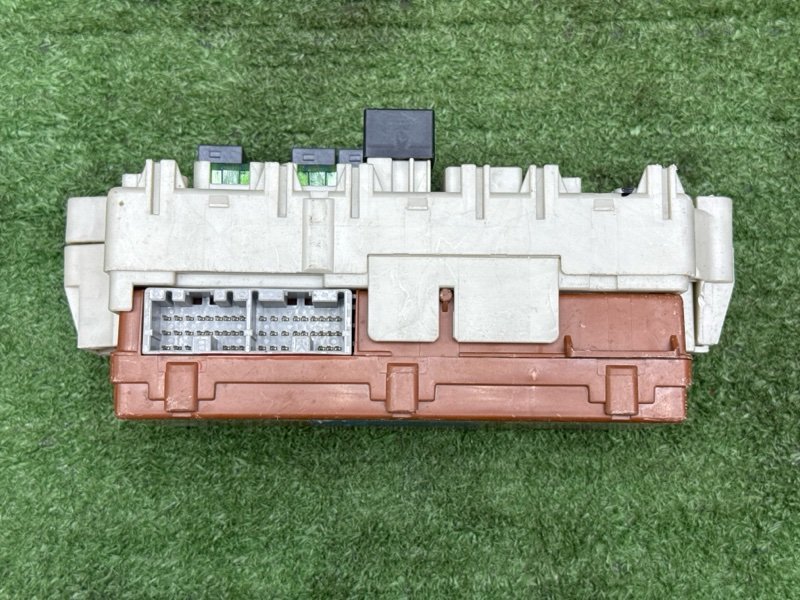 Блок предохранителей салонный Mitsubishi Lancer 9