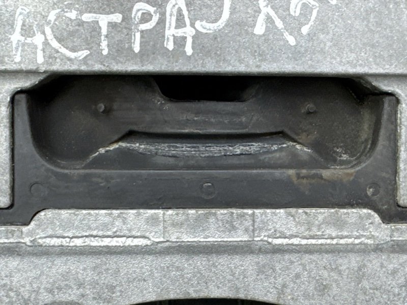 Подушка/опора двигателя Opel Astra J