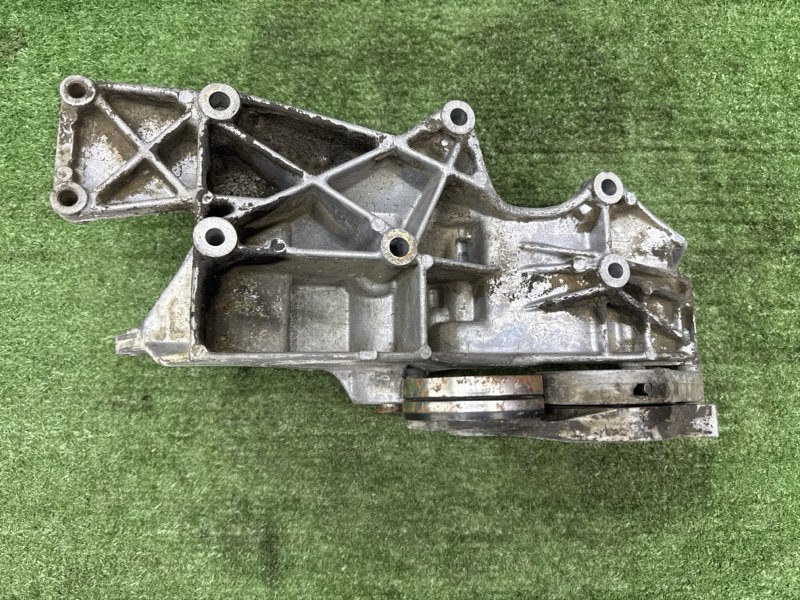 Кронштейн генератора Volkswagen Passat B5