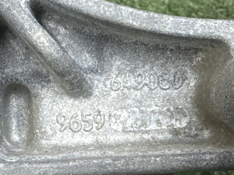 Кронштейн генератора Peugeot 307