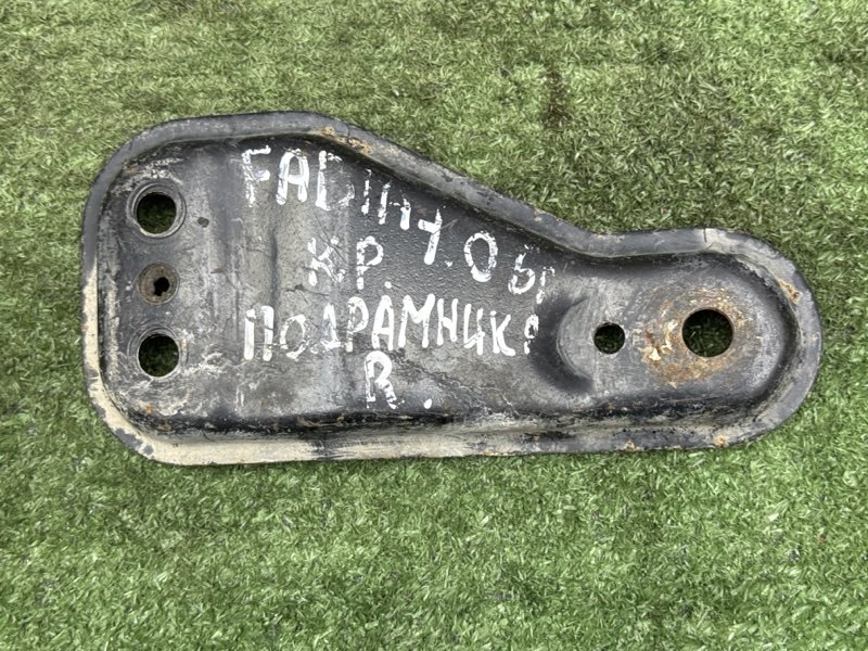 Кронштейн переднего подрамника Skoda Fabia 1