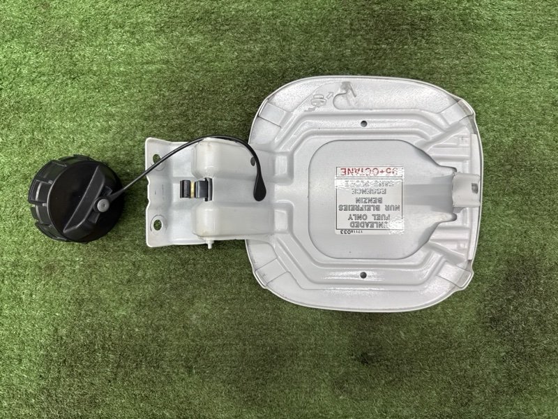 Лючок бензобака с крышкой Mitsubishi Outlander 3
