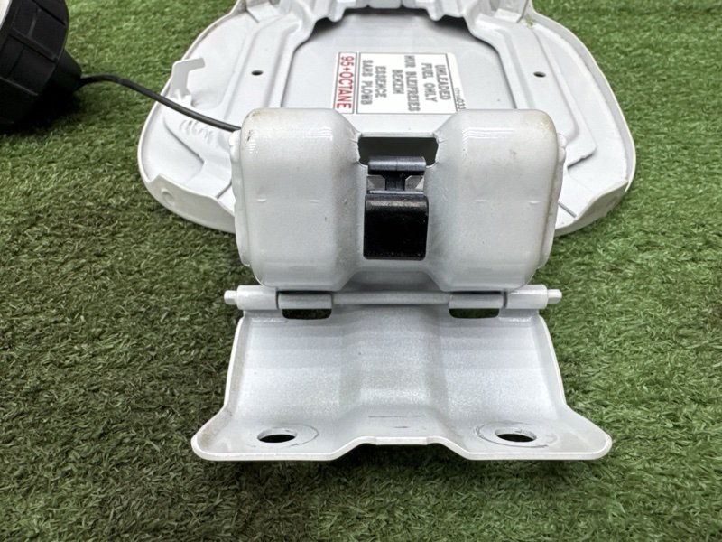 Лючок бензобака с крышкой Mitsubishi Outlander 3