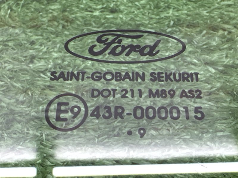 Стекло двери Ford Focus 2