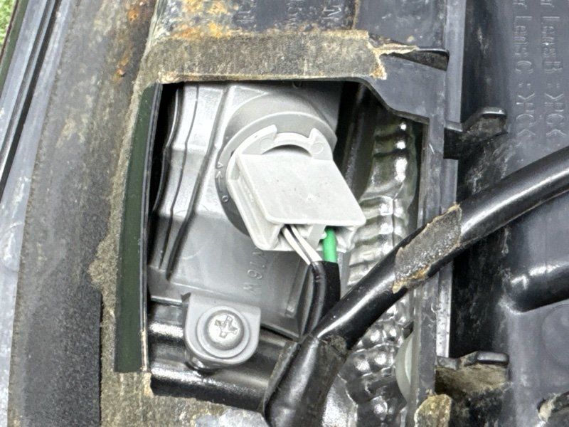 Фонарь в крышку багажника Toyota Land Cruiser 200