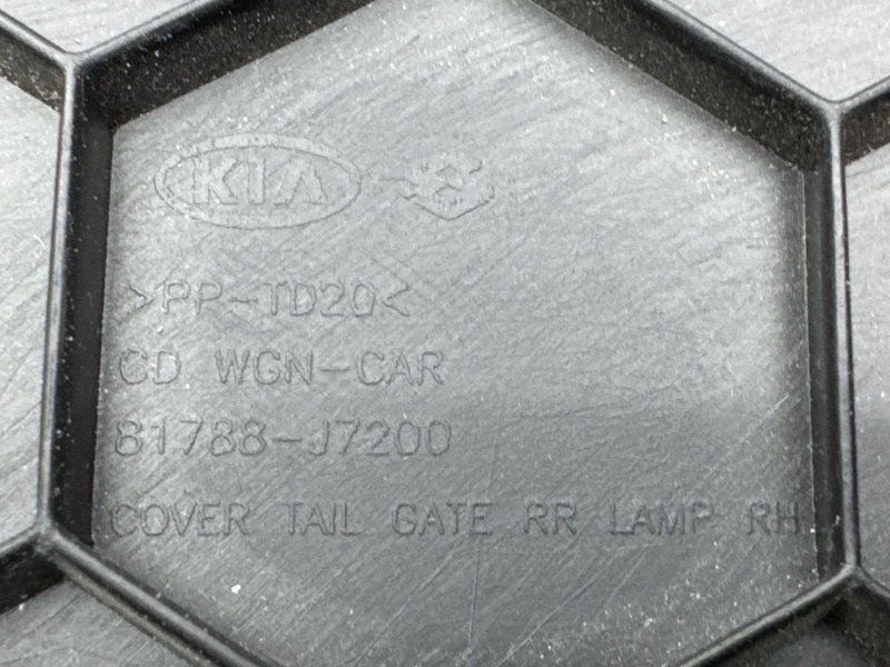 Заглушка обшивки крышки багажника Kia Ceed 3 2021 SW