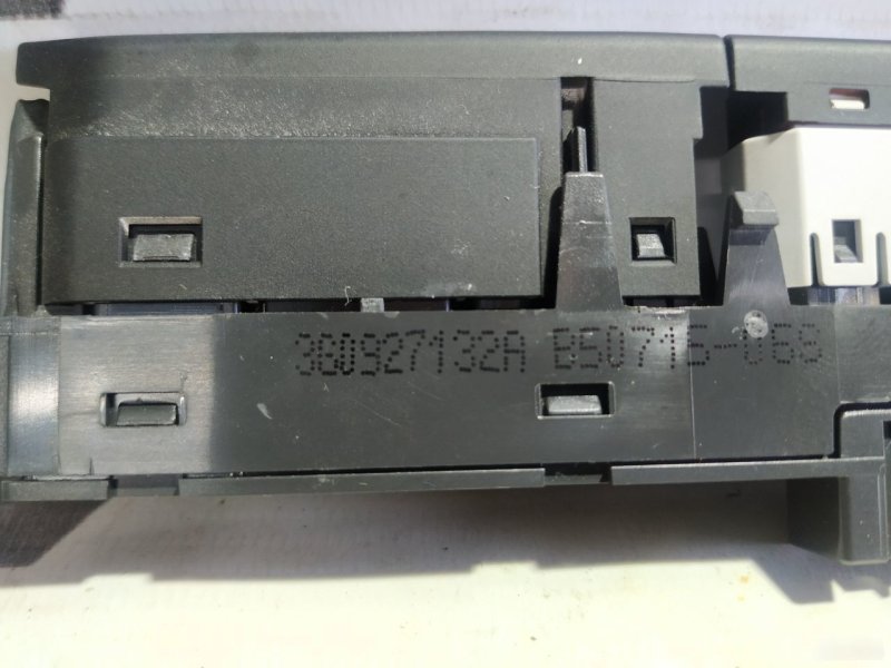 Блок аварийной кнопки Volkswagen Passat B8