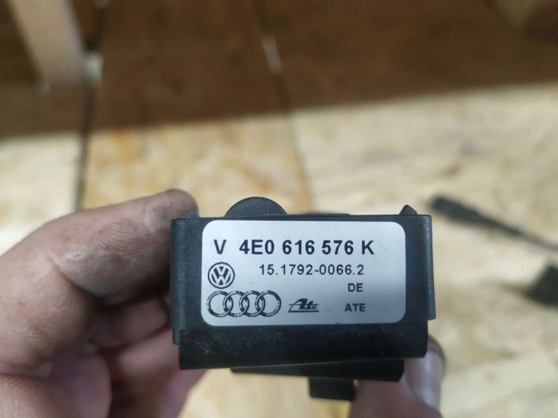 Датчик ускорения пневмоподвески Audi A8 D3