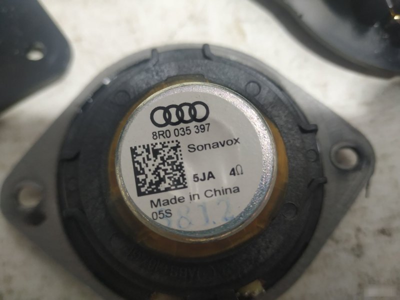 Динамики в торпедо Audi Q5 2013 8R