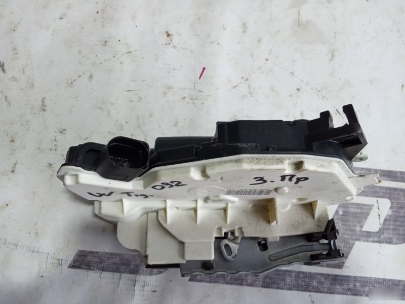 Замок двери Volkswagen Tiguan