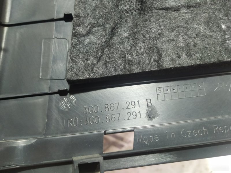 Обшивка средней стойки Volkswagen Passat B8
