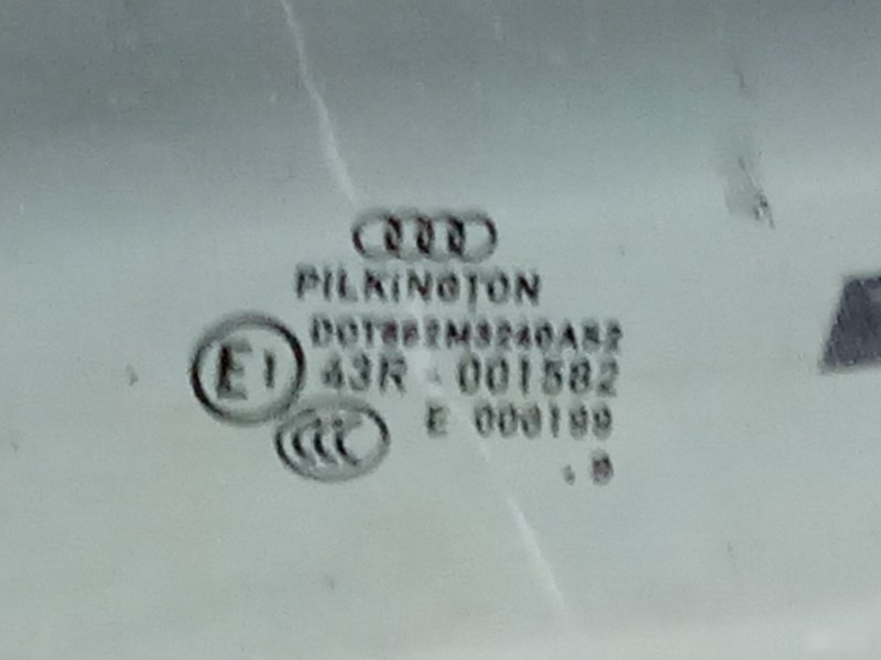 Стекло Audi A4 B8