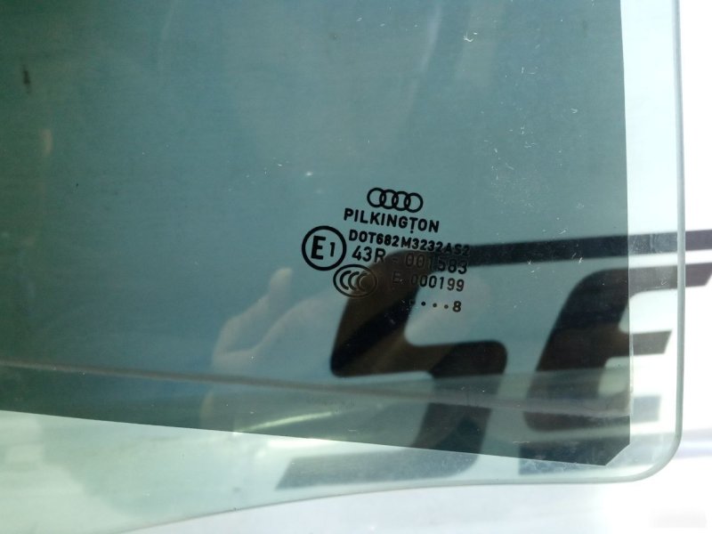 Стекло двери Audi A4 B8