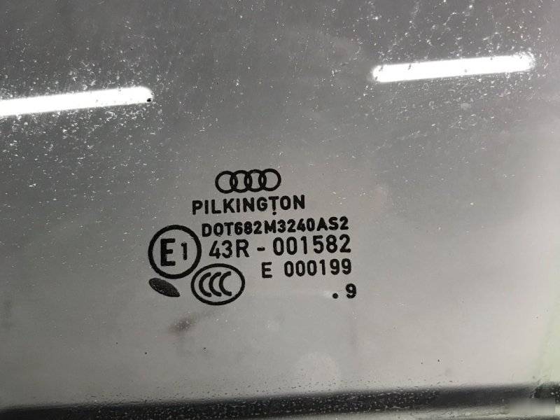 Стекло двери Audi A4 B8