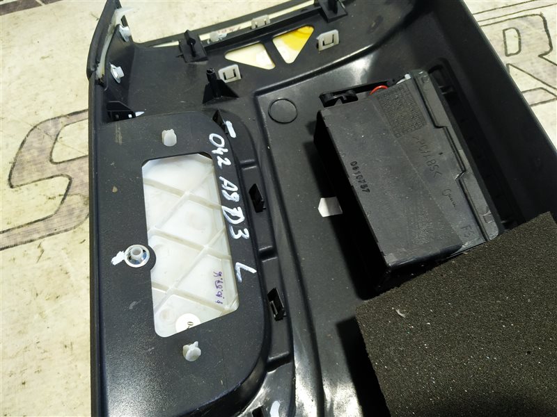 Обшивка центральной стойки Audi A8 2008 D3