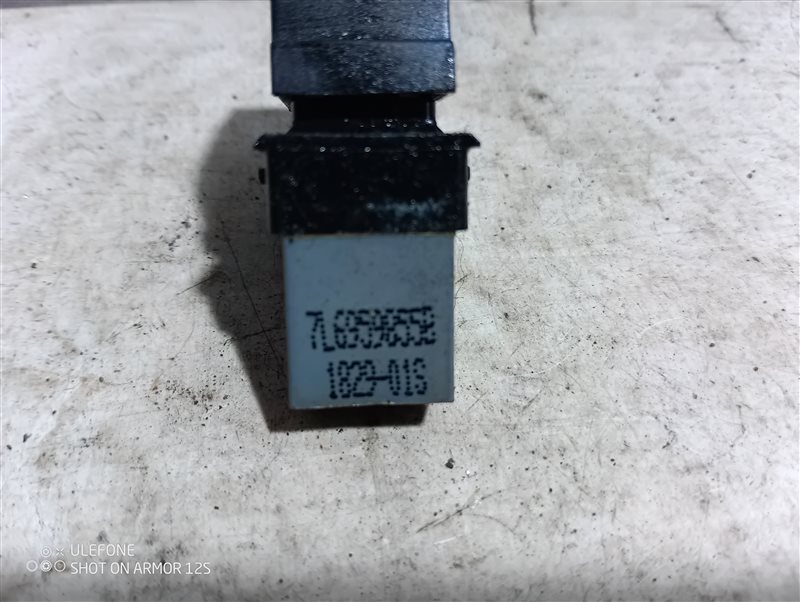 Кнопка стеклоподъемника Volkswagen Passat 2009 B6