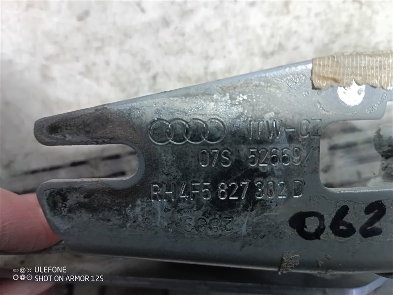 Петля крышки багажника Audi A6 2010 C6