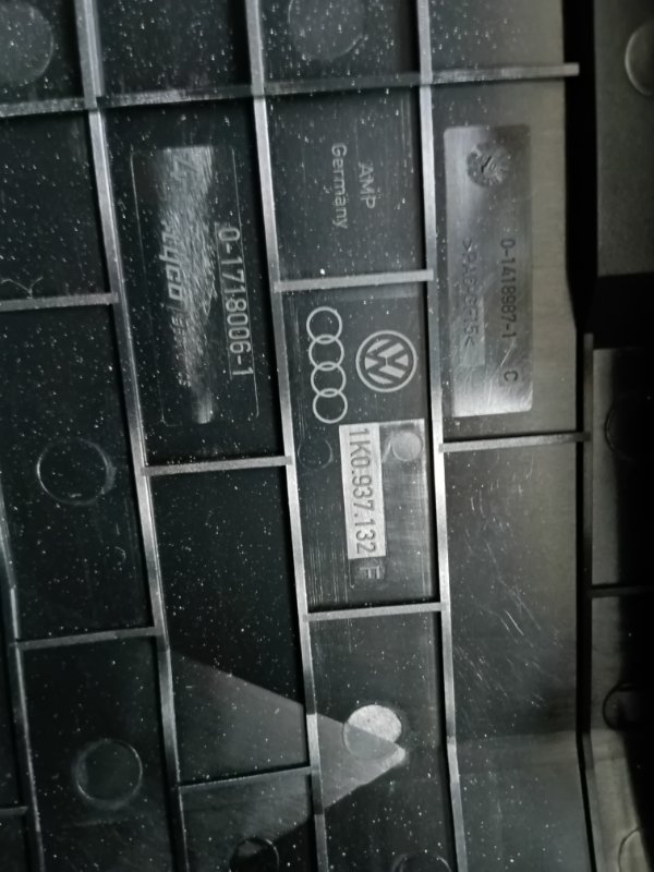Блок предохранителей под капот Volkswagen Passat 2008 B6