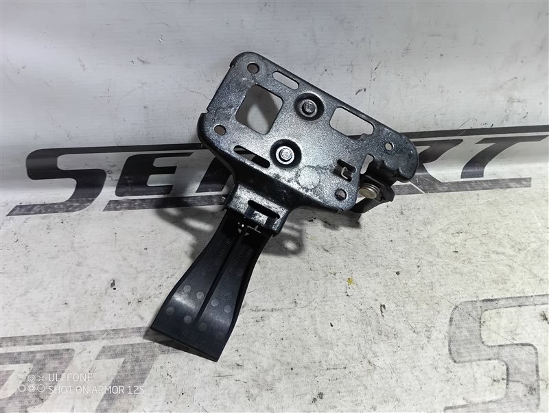 Крюк замка капота Audi A4 2009 B8