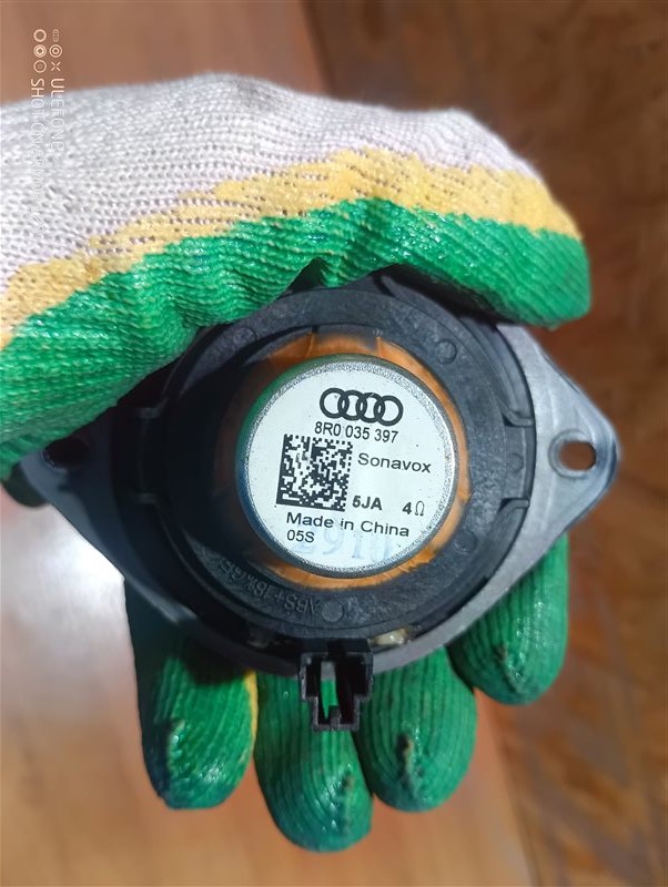 Динамики в торпедо Audi Q5 2010 8R