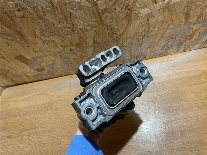 Подушка двигателя Volkswagen Passat 2009 B6