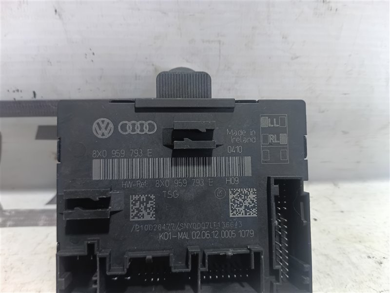 Блок управления двери Audi Q3 2012 8U