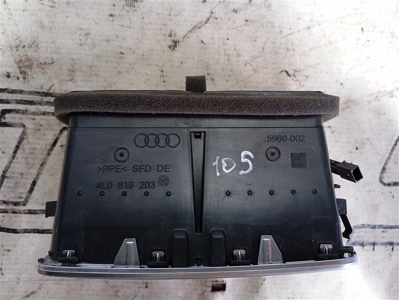 Дефлектор салона центральный Audi Q7 2008 4L
